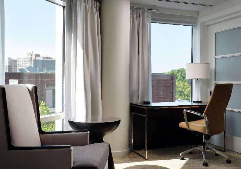 سوئیت با تخت بزرگ, The Inn At Penn, A Hilton