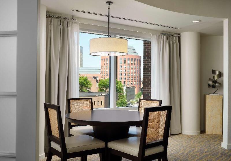 سوئیت با تخت بزرگ, The Inn At Penn, A Hilton