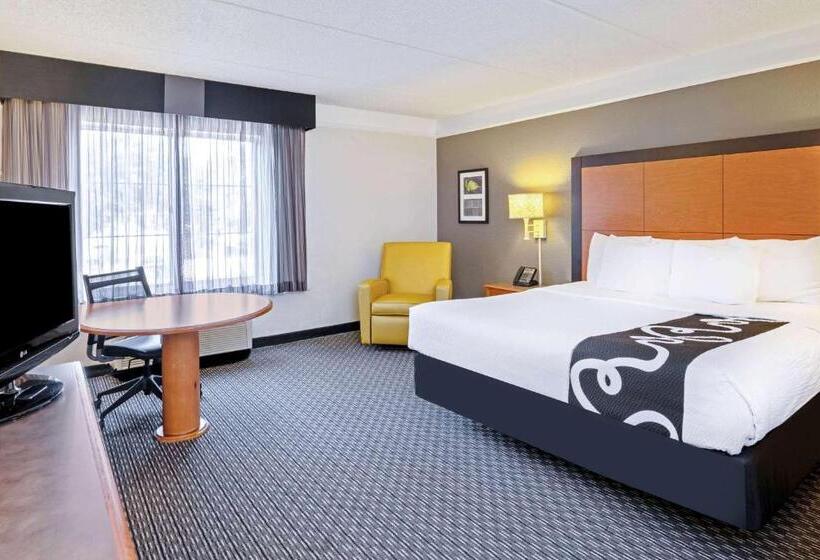 Quarto Estandar Cama King para Deficientes Físicos, La Quinta By Wyndham Houston West Park 10