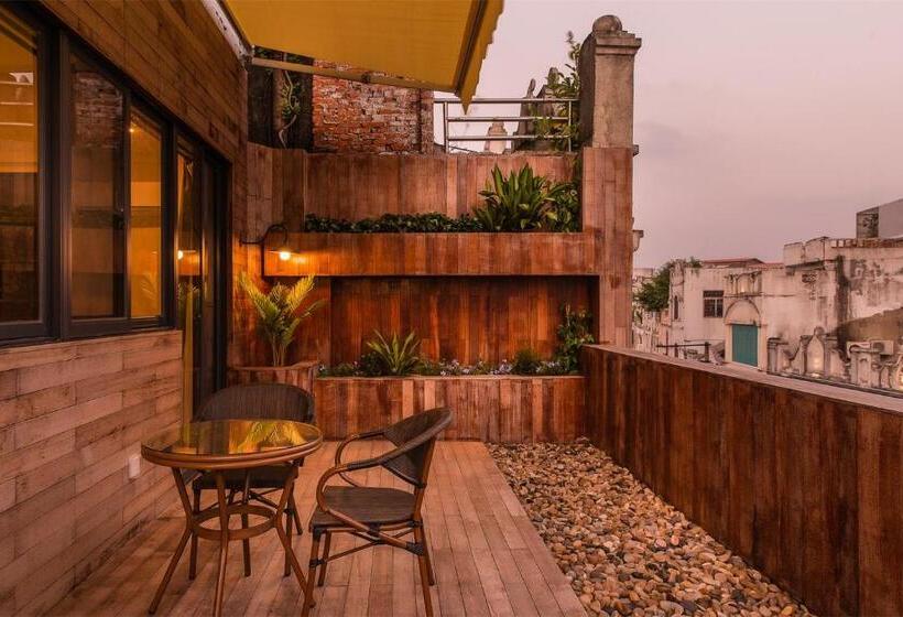 اتاق لوکس با بالکن, Wander Hostel