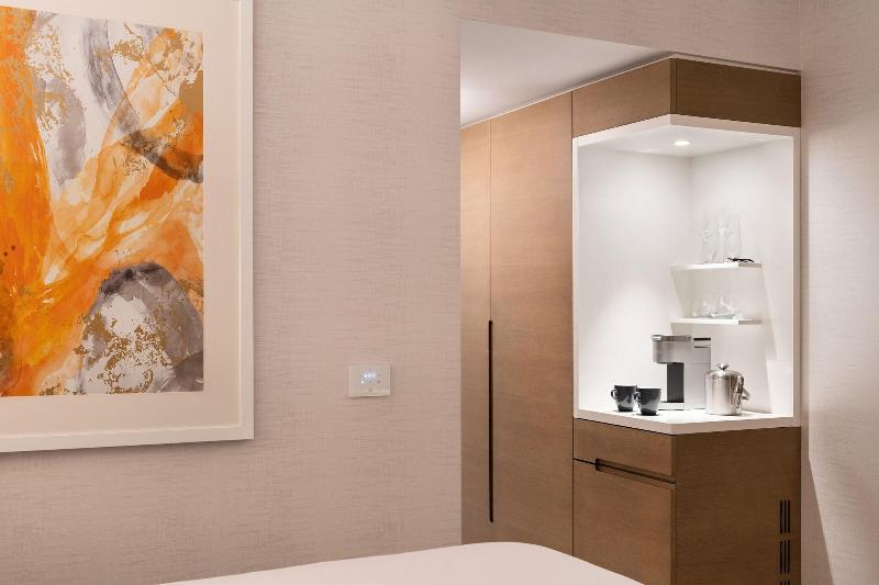 اتاق استاندارد با تخت دو نفره بزرگ برای معلولان, The Westin Anaheim Resort