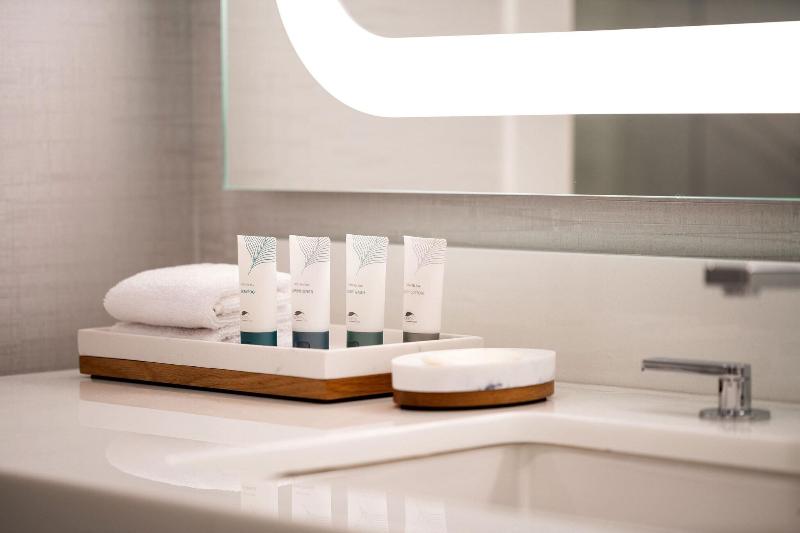 اتاق استاندارد با تخت بزرگ, The Westin Anaheim Resort