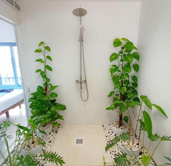 اتاق لوکس با چشم‌انداز استخر, The B Resort