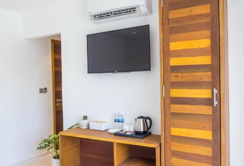 اتاق لوکس با چشم‌انداز استخر, The B Resort
