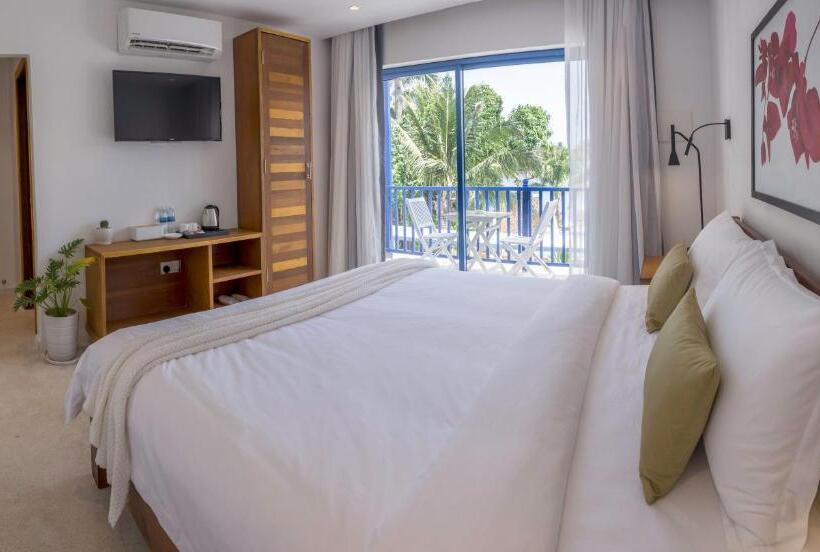 اتاق لوکس با چشم‌انداز استخر, The B Resort