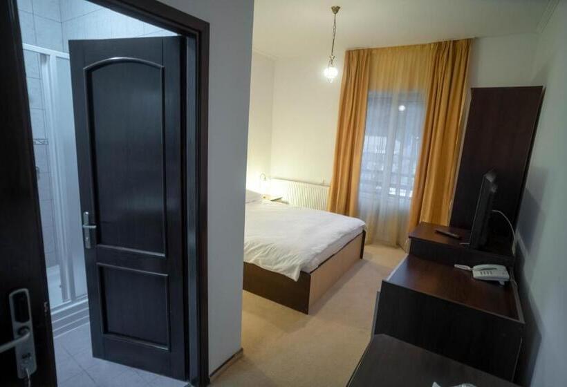 اتاق استاندارد با چشم‌انداز کوهستان, Chalet 173