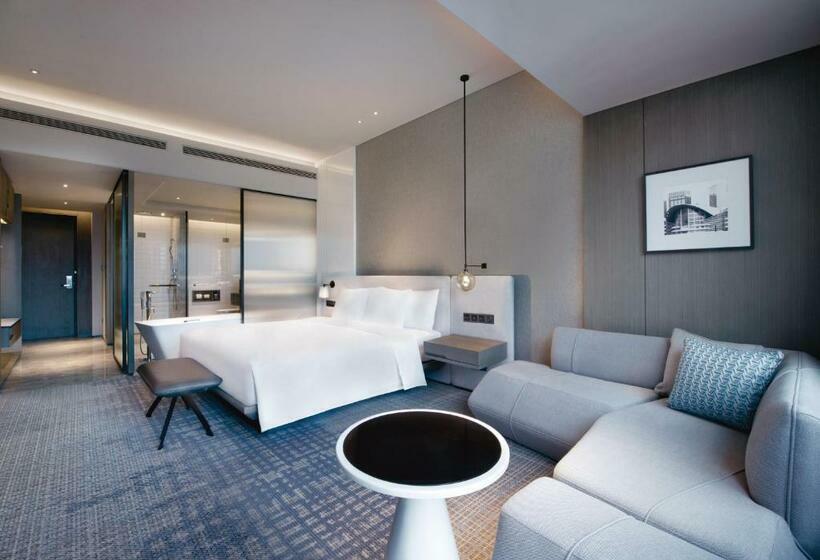 带大床的豪华间, Crowne Plaza Shenzhen World Exhibition And Convention Center, An Ihg