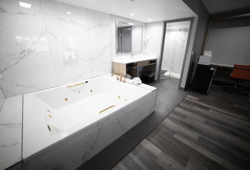 Люкс Deluxe Кровать Кинг, Travelodge By Wyndham Whittier