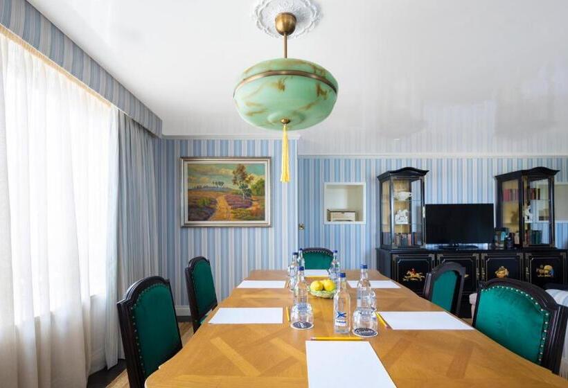 1 Bedroom Penthouse Apartment, Graduate Cambridge