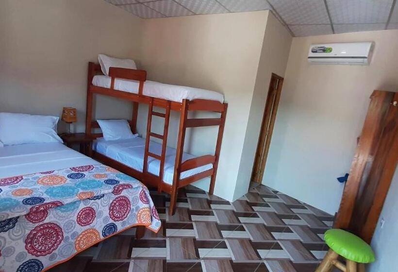 اتاق کلاسیک چهارنفره, Hostal Laurita Beach