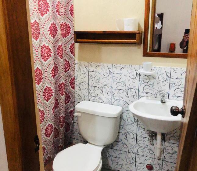 اتاق کلاسیک چهارنفره, Hostal Laurita Beach