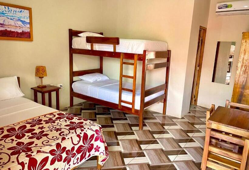 اتاق کلاسیک چهارنفره, Hostal Laurita Beach