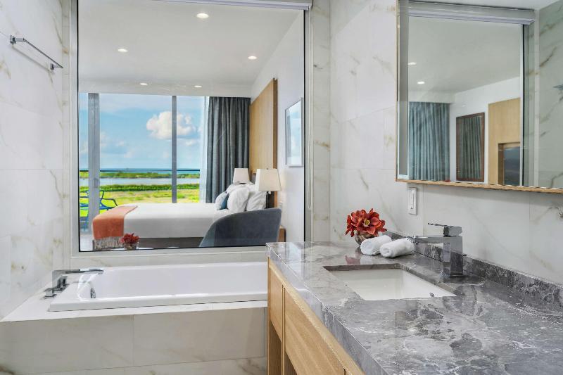 اتاق استاندارد با تخت بزرگ, Koi Resort Saint Kitts, Curio Collection By Hilton