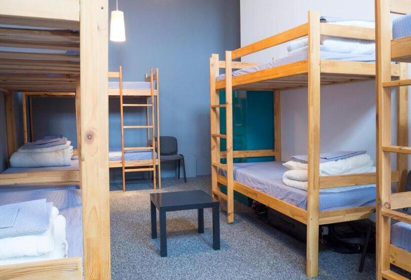 تختخواب در اتاق مشترک, Go Hostel Rewolucji