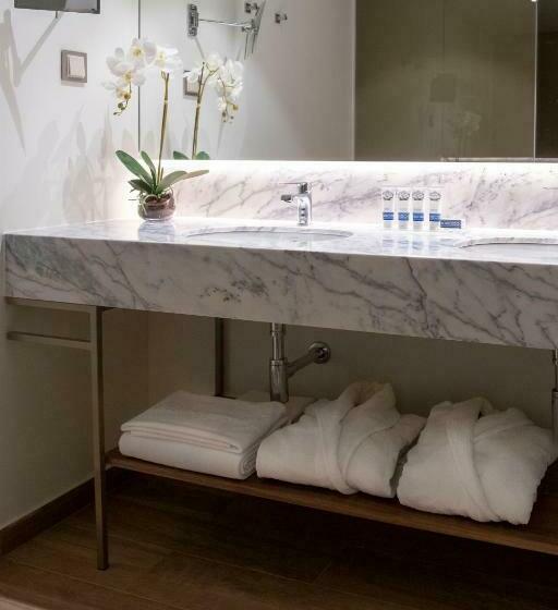 Номер Deluxe с Балконом, Boeira Garden Hotel Porto Gaia, Curio Collection By Hilton