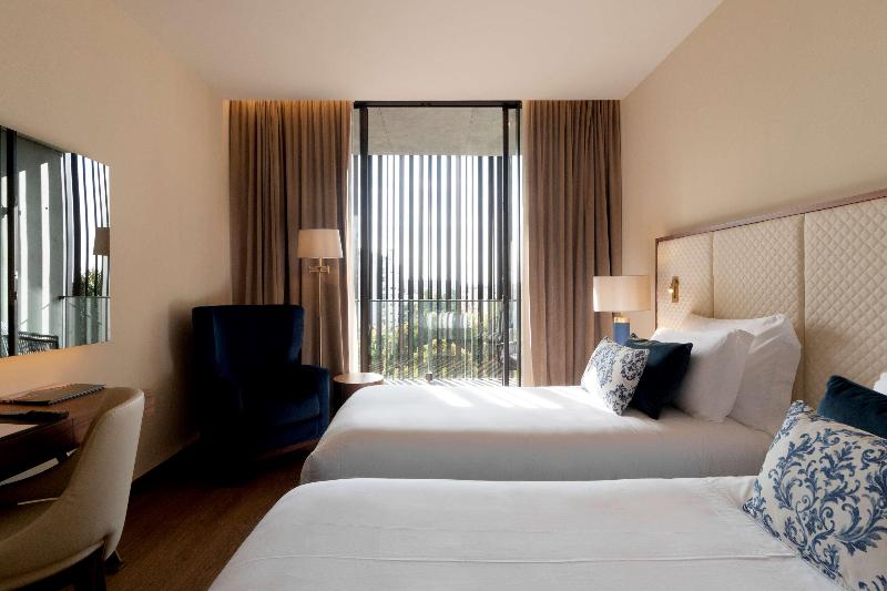 Номер Deluxe с Балконом, Boeira Garden Hotel Porto Gaia, Curio Collection By Hilton