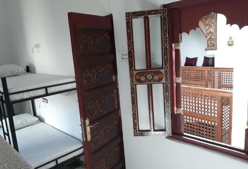 تختخواب در اتاق مشترک, The Riad Hostel Tangier