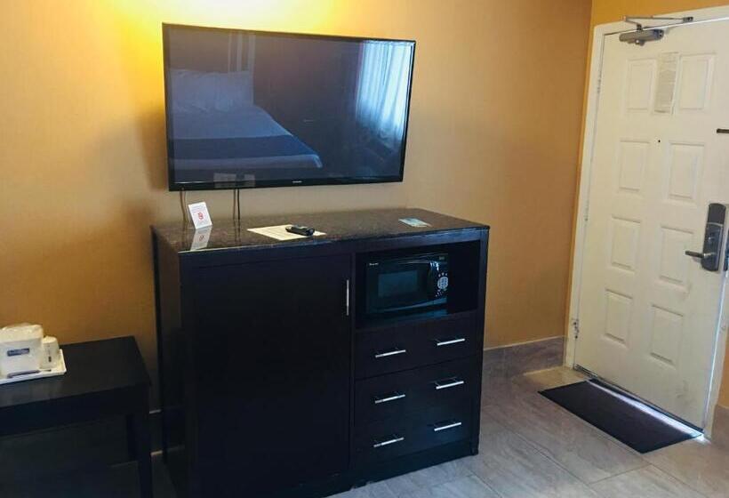 Люкс Deluxe Кровать Кинг, Travelodge By Wyndham Bay Shore Long Island