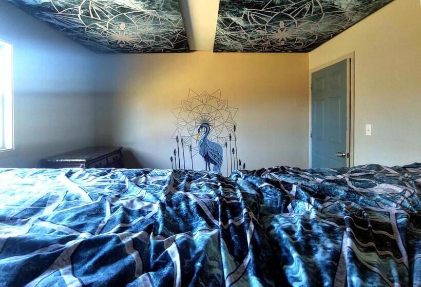 Дом 1 Спальня, Lost River Hostel