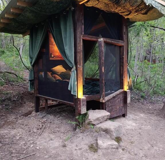Бунгало Стандарт, Lost River Hostel