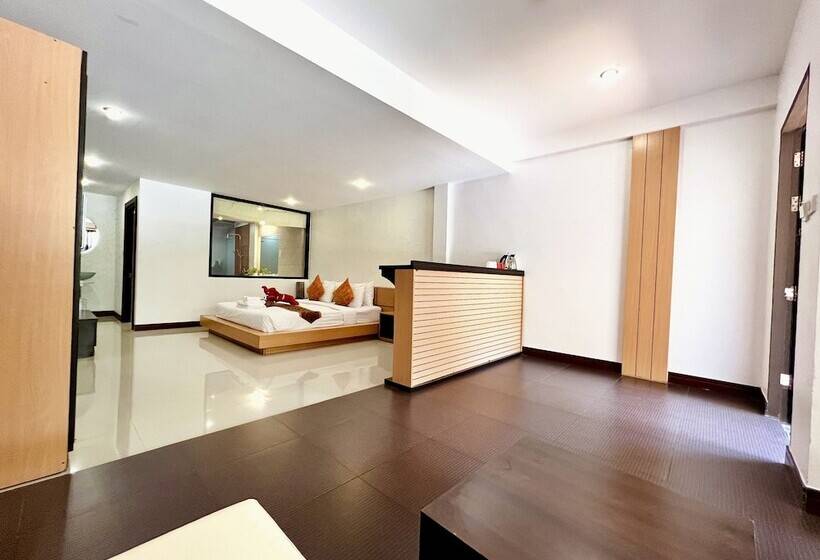اتاق لوکس با چشم‌انداز استخر, La Villa Khon Kaen