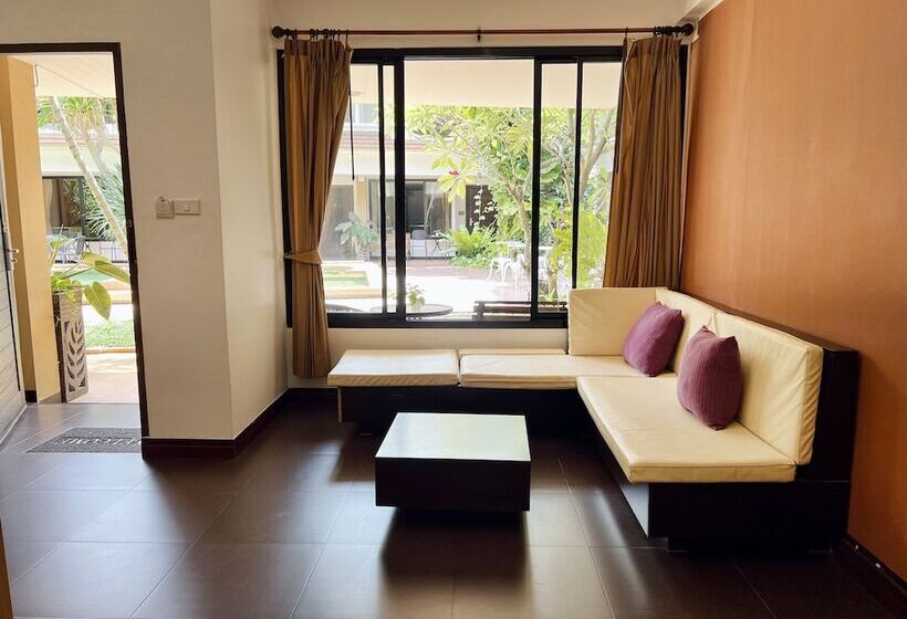 اتاق لوکس با چشم‌انداز استخر, La Villa Khon Kaen