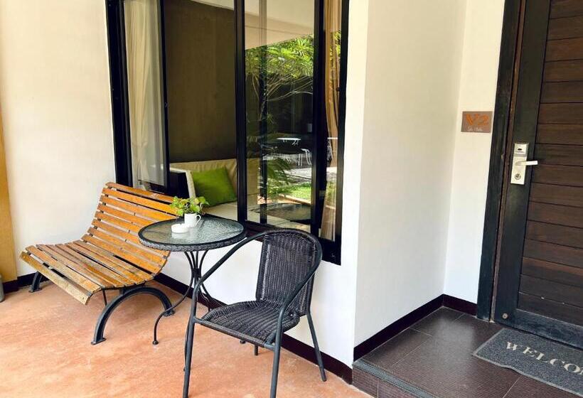 اتاق لوکس با چشم‌انداز استخر, La Villa Khon Kaen