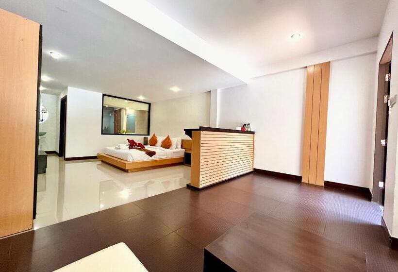 اتاق لوکس با چشم‌انداز استخر, La Villa Khon Kaen