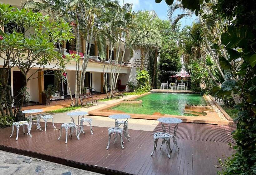 اتاق لوکس با چشم‌انداز استخر, La Villa Khon Kaen