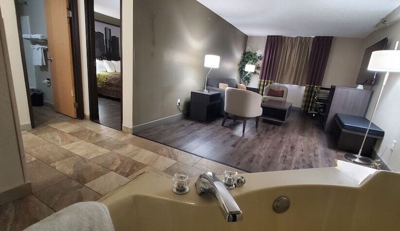 带大床的套房, Super 8 By Wyndham Sterling Heights/detroit Area