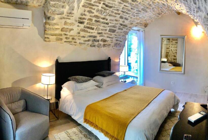 带按摩浴盆的套房, La Maison Des Vendangeurs   Table D Hôtes Le Soir Du Jeudi Au Dimanche  Jacuzzi   Balnéo Spa   Acces