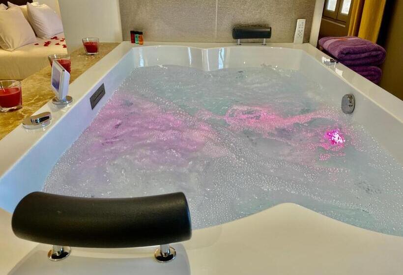 带大床的套房, La Maison Des Vendangeurs   Table D Hôtes Le Soir Du Jeudi Au Dimanche  Jacuzzi   Balnéo Spa   Acces