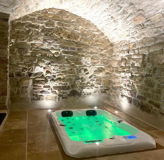 带大床的复式套间, La Maison Des Vendangeurs   Table D Hôtes Le Soir Du Jeudi Au Dimanche  Jacuzzi   Balnéo Spa   Acces