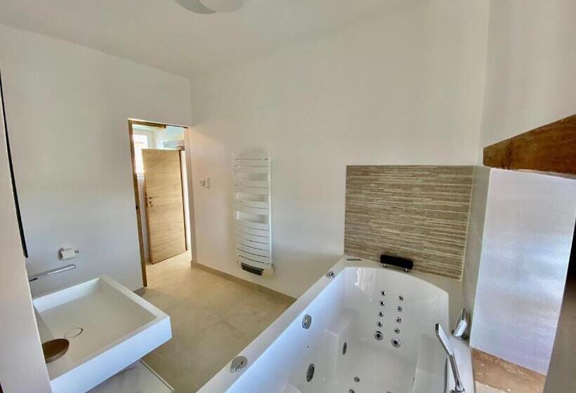带大床的标准间, La Maison Des Vendangeurs   Table D Hôtes Le Soir Du Jeudi Au Dimanche  Jacuzzi   Balnéo Spa   Acces