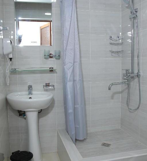 تختخواب در اتاق مشترک, Paradise Inn