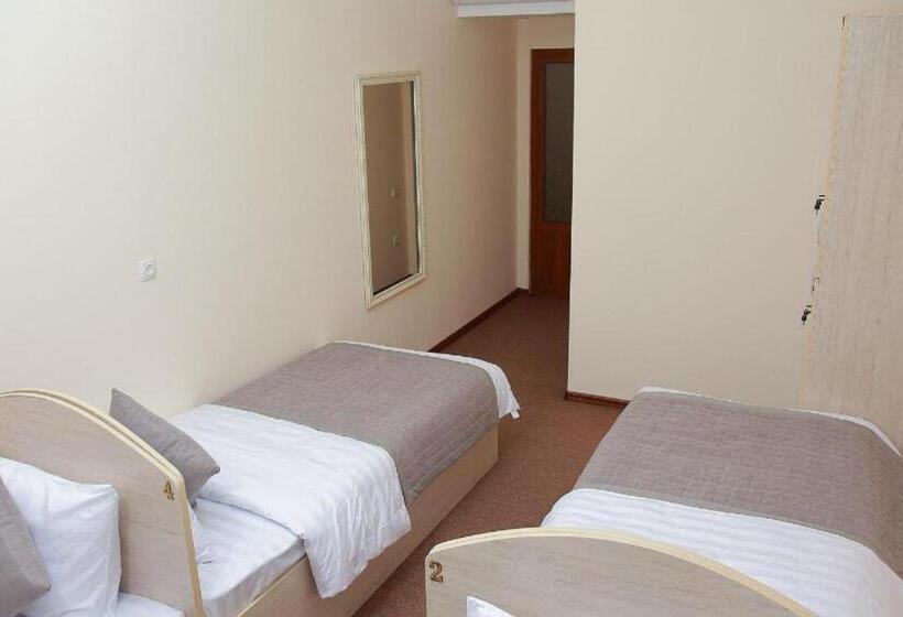 تختخواب در اتاق مشترک, Paradise Inn