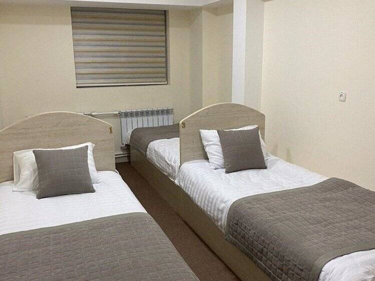 تختخواب در اتاق مشترک, Paradise Inn