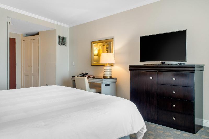 스탠다드 룸 킹사이즈 침대, Omni Riverfront New Orleans