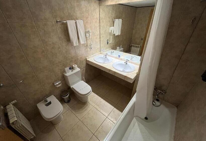 اتاق استاندارد سه نفره, Wuau! Hotel Segle Xx