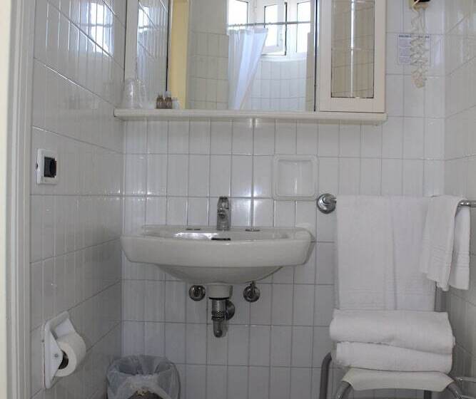 Economy Triple Room, Universal