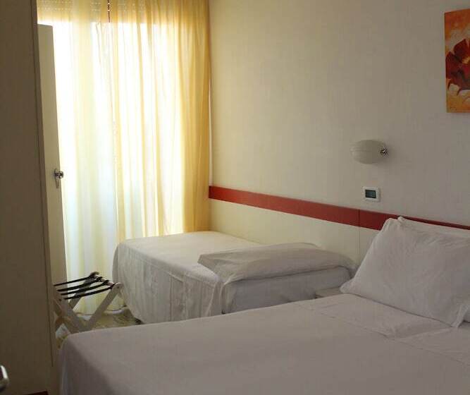 Economy Triple Room, Universal