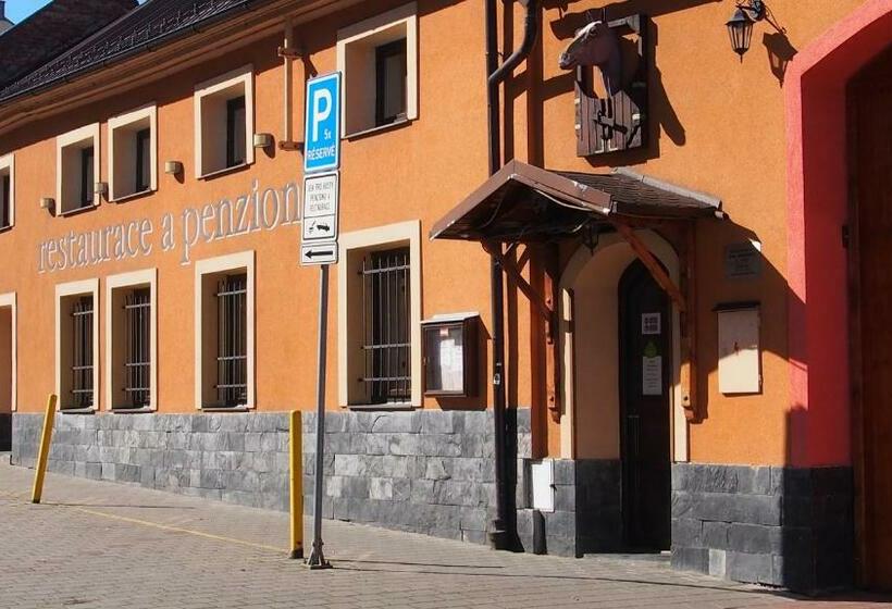 سوییت, Penzion A Restaurace Na Jízdárně