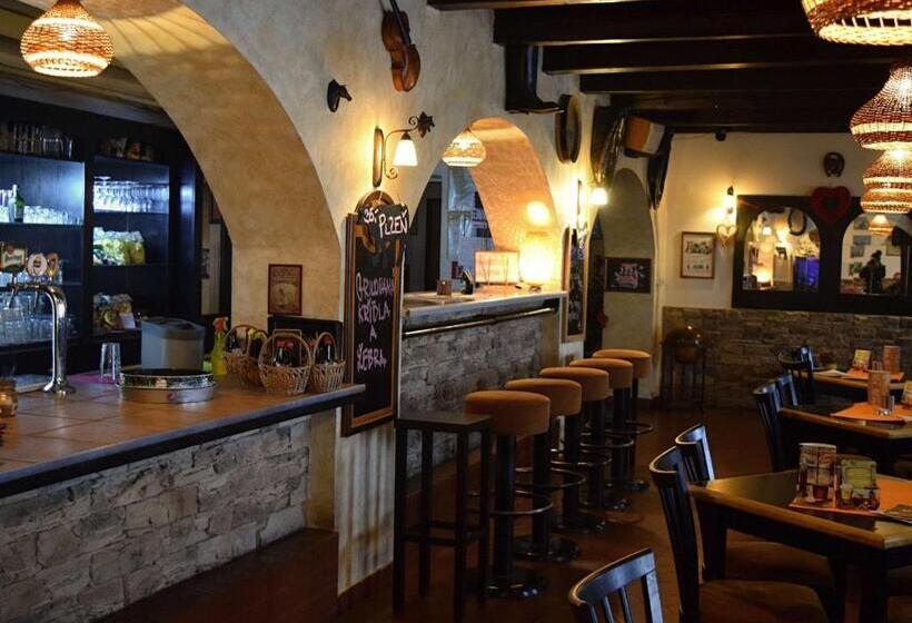 سوییت, Penzion A Restaurace Na Jízdárně