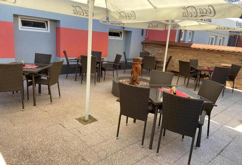 سوییت, Penzion A Restaurace Na Jízdárně