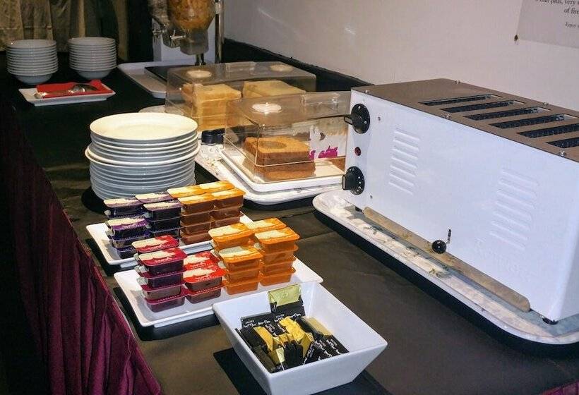 Номер Стандарт Трехместный, The George Hotel Pangbourne