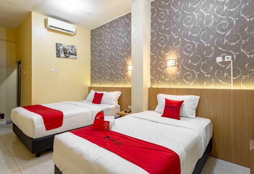 Семейный Номер, Reddoorz Near Dino Park