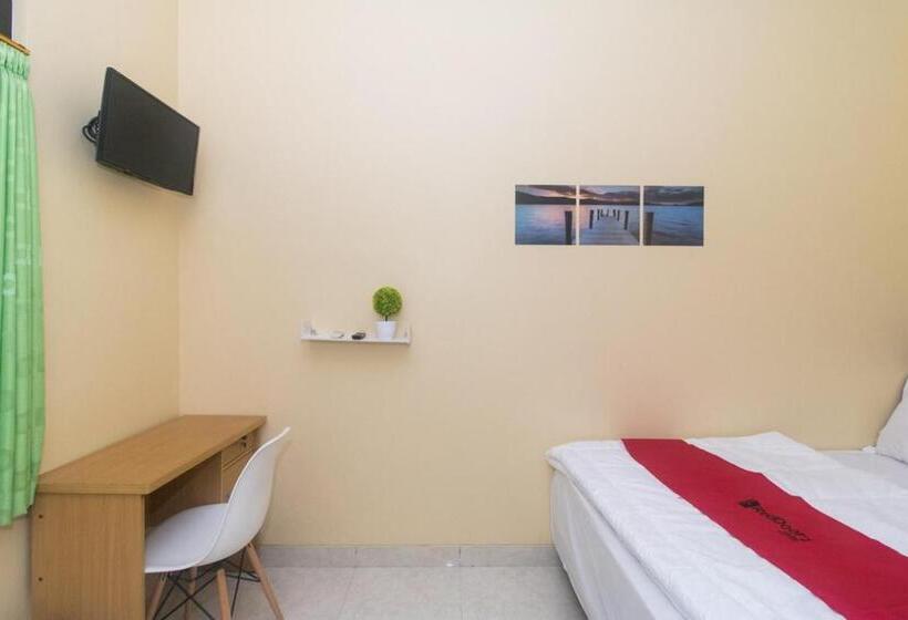 Номер Economy, Reddoorz Syariah Near Stasiun Madiun