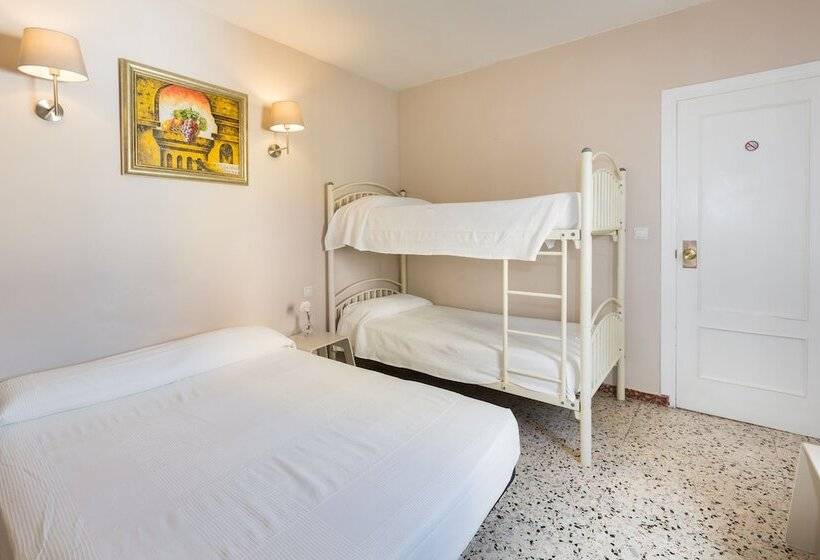 Номер Стандарт Четырехместный Совместный Санузел, Málaga Inn