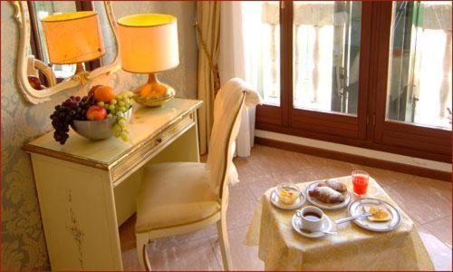 Habitación Triple Estándar, Canal