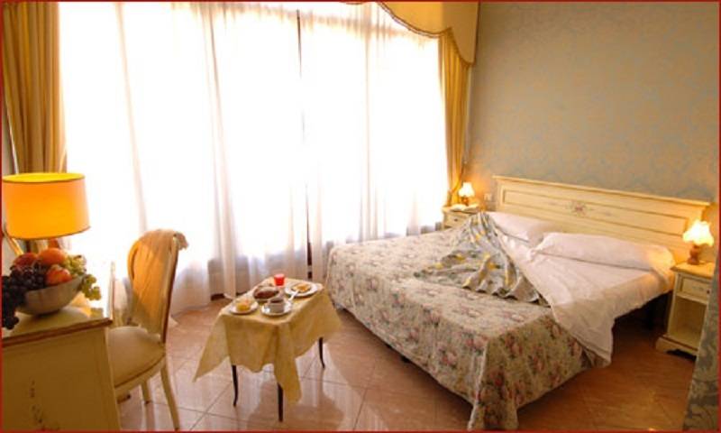 Habitación Triple Estándar, Canal